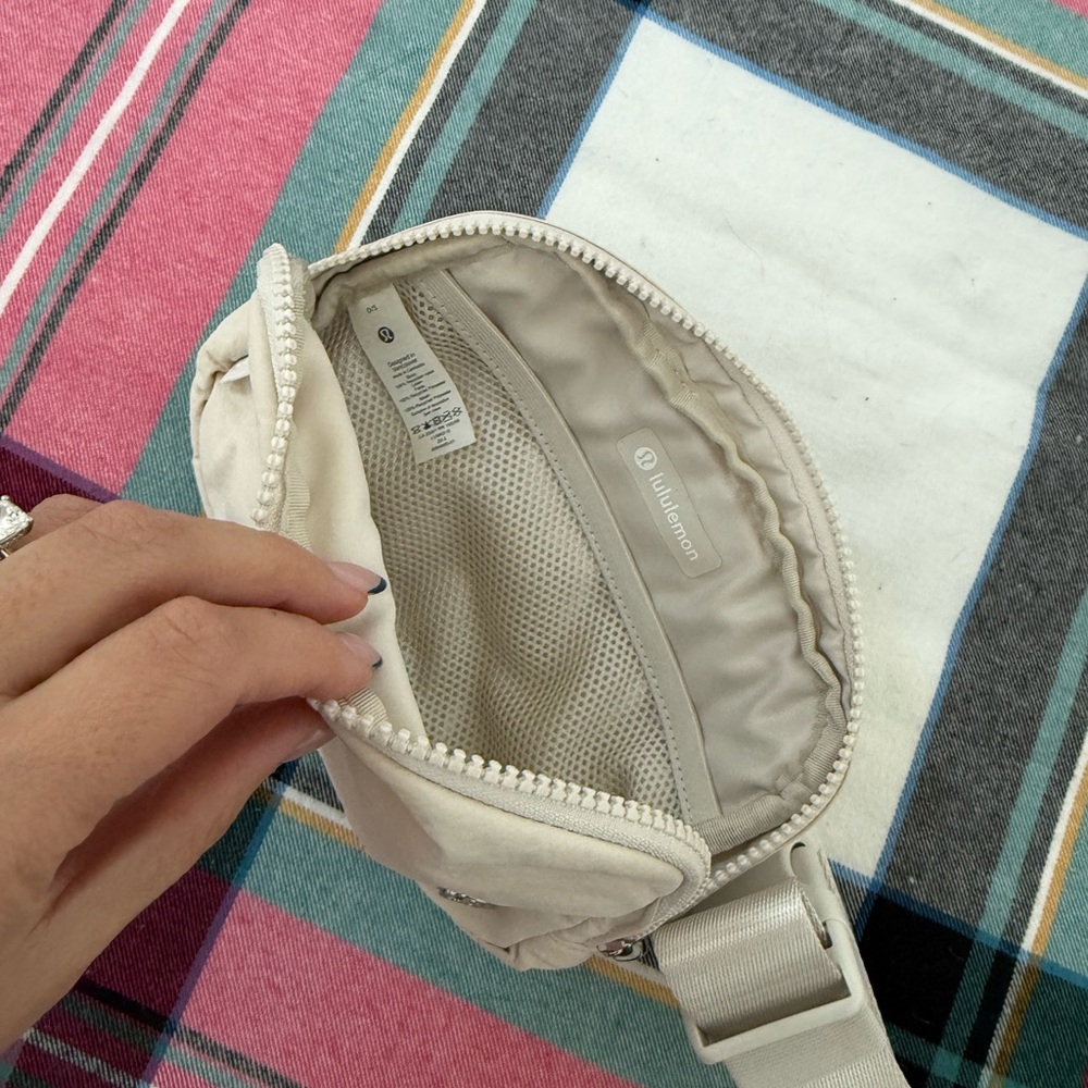 Lululemon Everywhere Belt Bag 1L - Picture 4 of 4